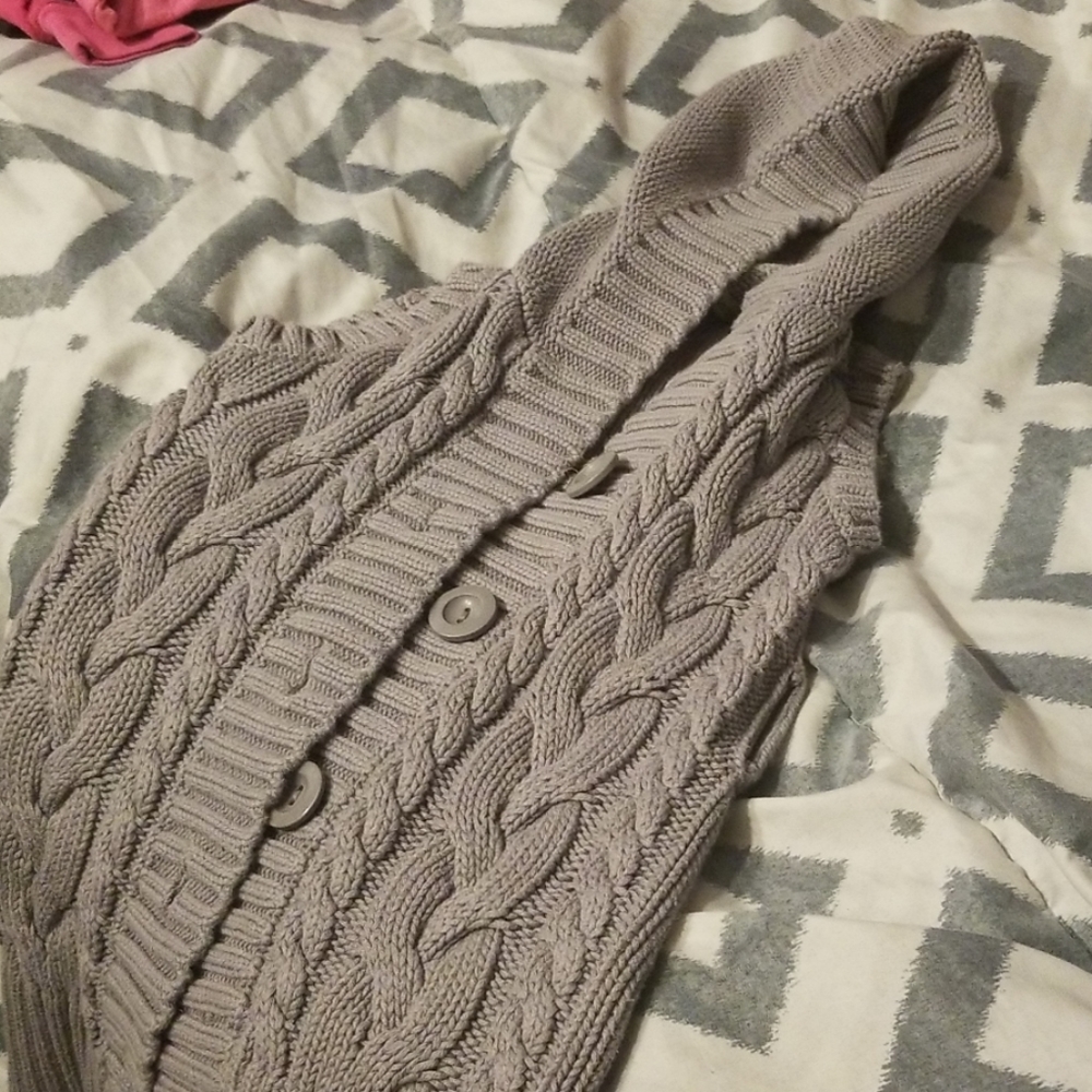 sleeveless grey sweater